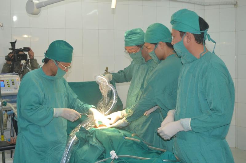 Kíp mổ nội soi do các bác sỹ Bệnh viện Hữu nghị Việt Nam - Cu Ba Đồng Hới và Bệnh viện đa khoa huyện Bố Trạch thực hiện